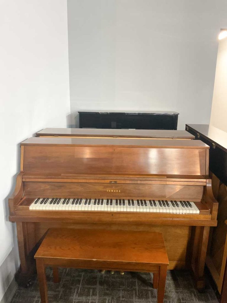 1995 Yamaha P22 Traditional Upright #200743