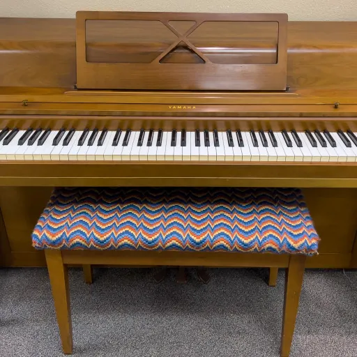1967 Yamaha Spinet Traditional Upright #670914